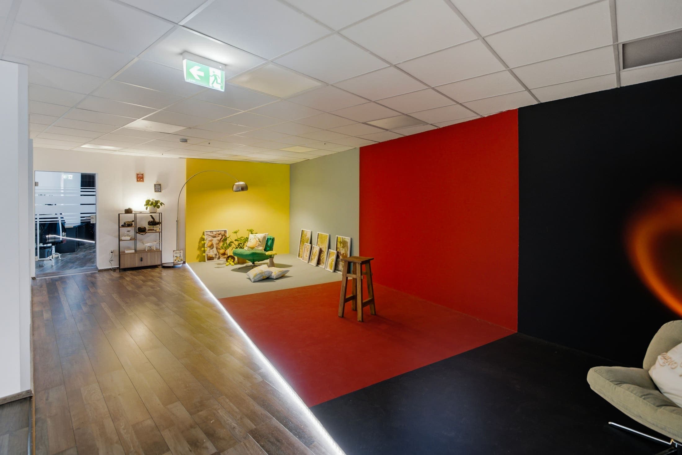 Mehrfarbige Studiowand in Gelb, Rot und Anthrazit